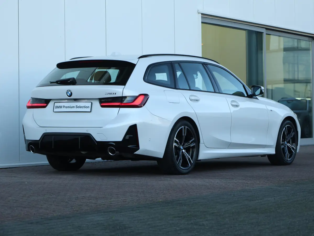 318i M-Sportpakket / Achteruitrijcamera / Trekhaak / Panoramadak / Stoelverwarming / 18'' /