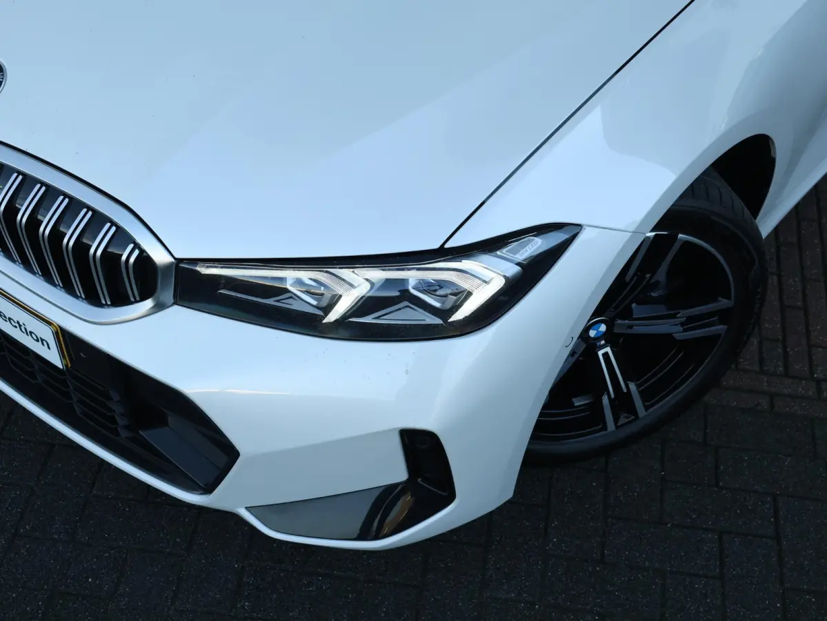 318i M-Sportpakket / Achteruitrijcamera / Trekhaak / Panoramadak / Stoelverwarming / 18'' /