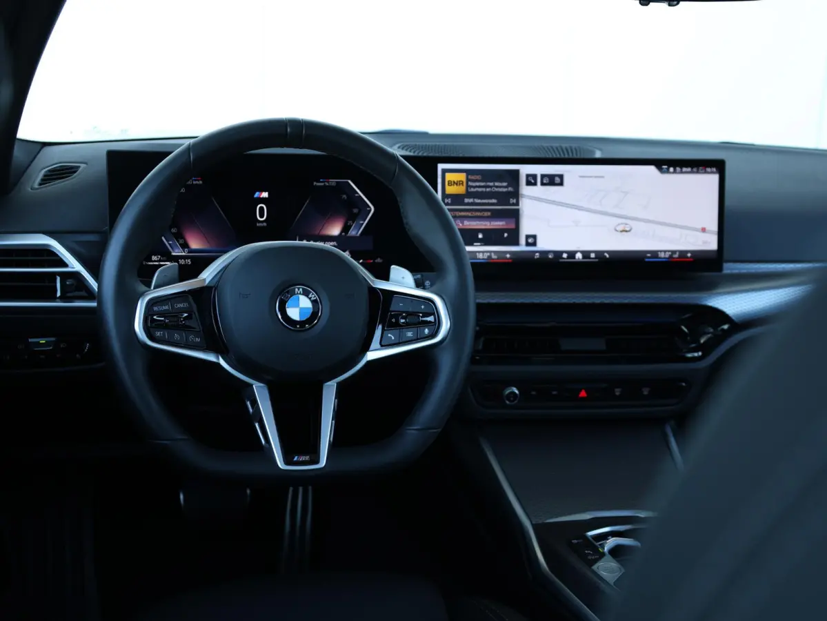 318i M-Sportpakket / Achteruitrijcamera / Trekhaak / Panoramadak / Stoelverwarming / 18'' /