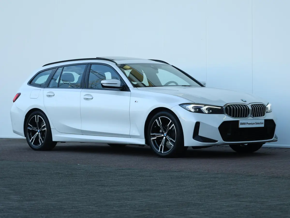 318i M-Sportpakket / Achteruitrijcamera / Trekhaak / Panoramadak / Stoelverwarming / 18'' /