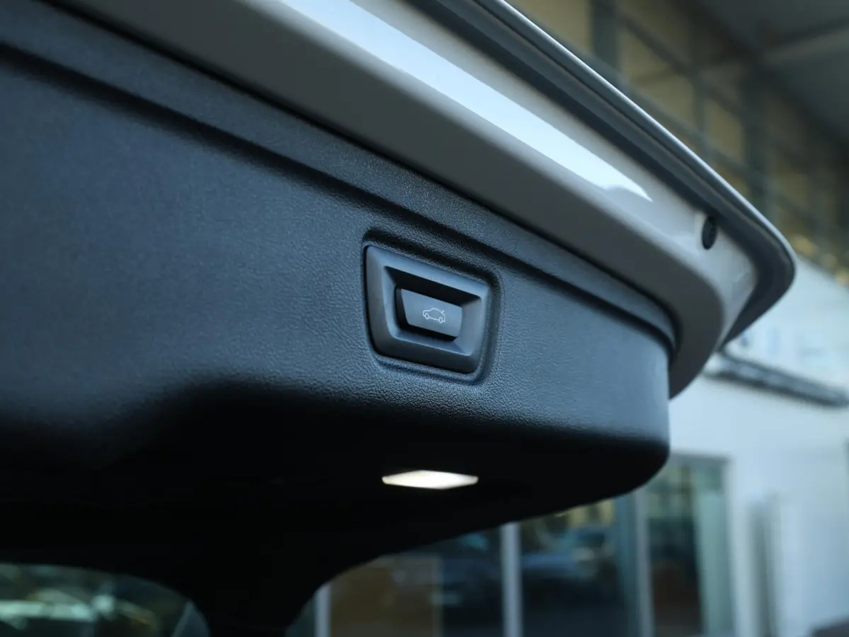 318i M-Sportpakket / Achteruitrijcamera / Trekhaak / Panoramadak / Stoelverwarming / 18'' /