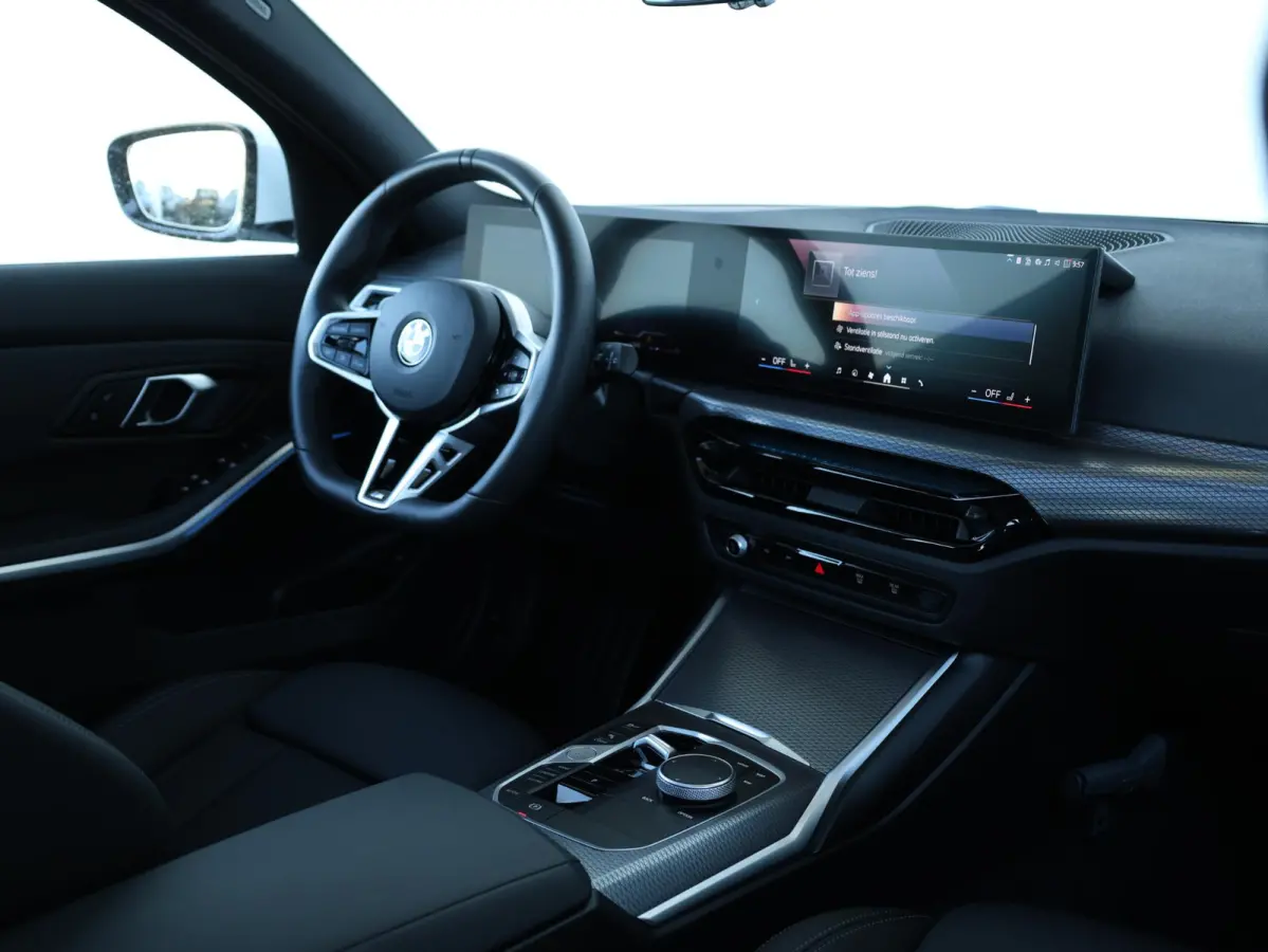 318i M-Sportpakket / Achteruitrijcamera / Trekhaak / Panoramadak / Stoelverwarming / 18'' /
