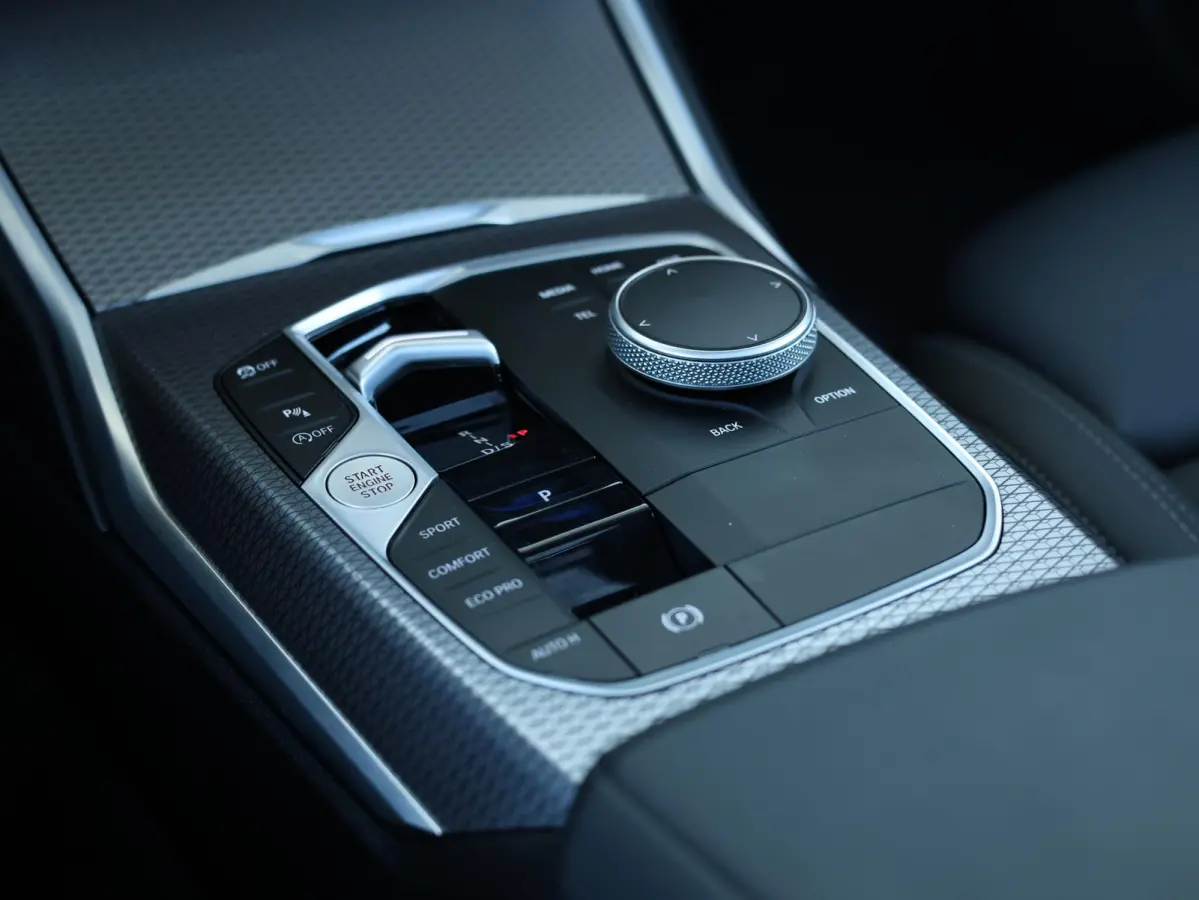 318i M-Sportpakket / Achteruitrijcamera / Trekhaak / Panoramadak / Stoelverwarming / 18'' /