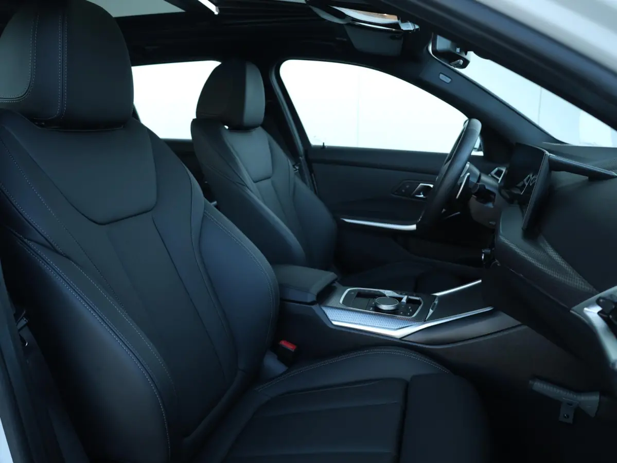318i M-Sportpakket / Achteruitrijcamera / Trekhaak / Panoramadak / Stoelverwarming / 18'' /