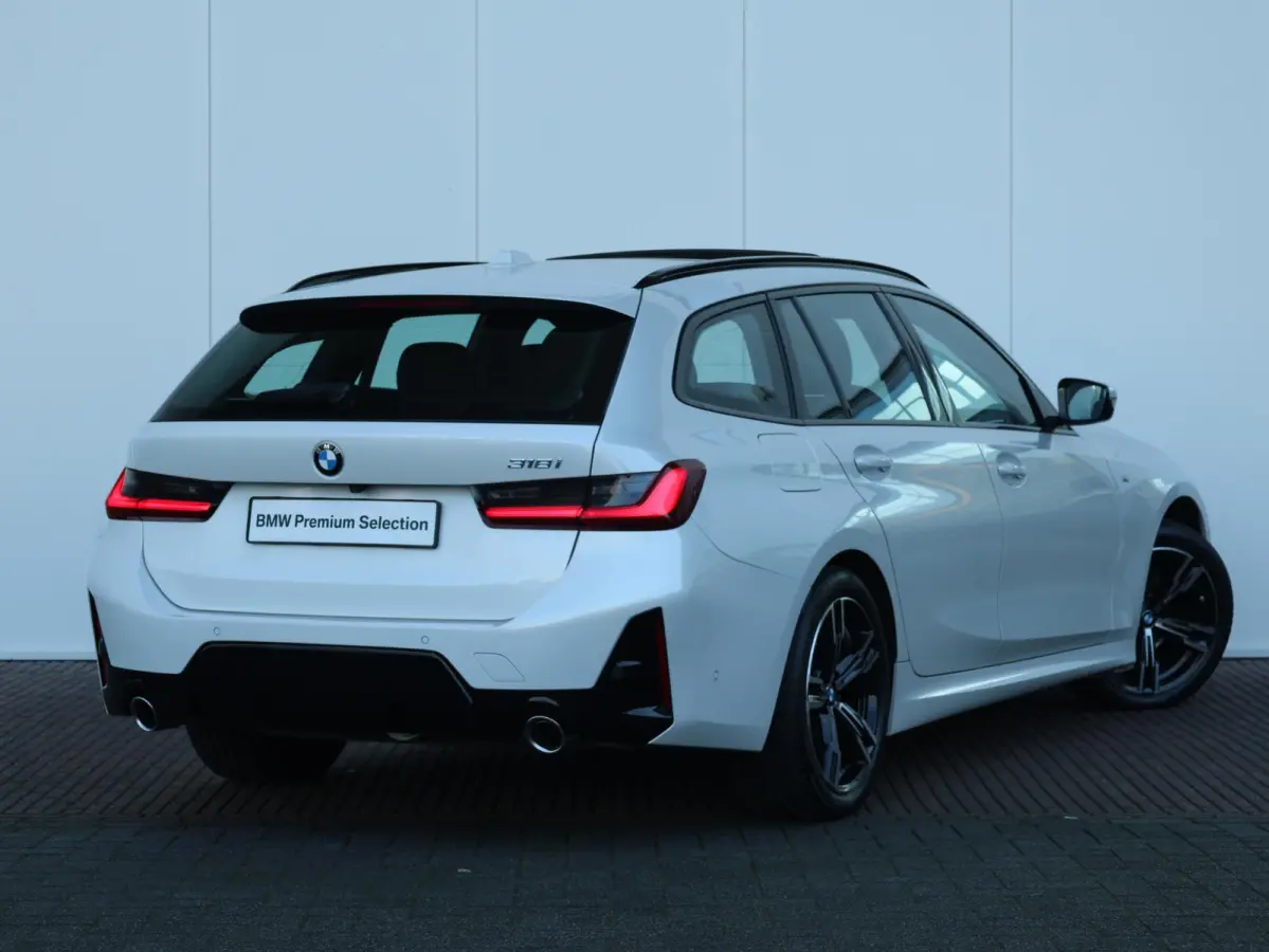 318i M-Sportpakket / Achteruitrijcamera / Trekhaak / Panoramadak / Stoelverwarming / 18'' /