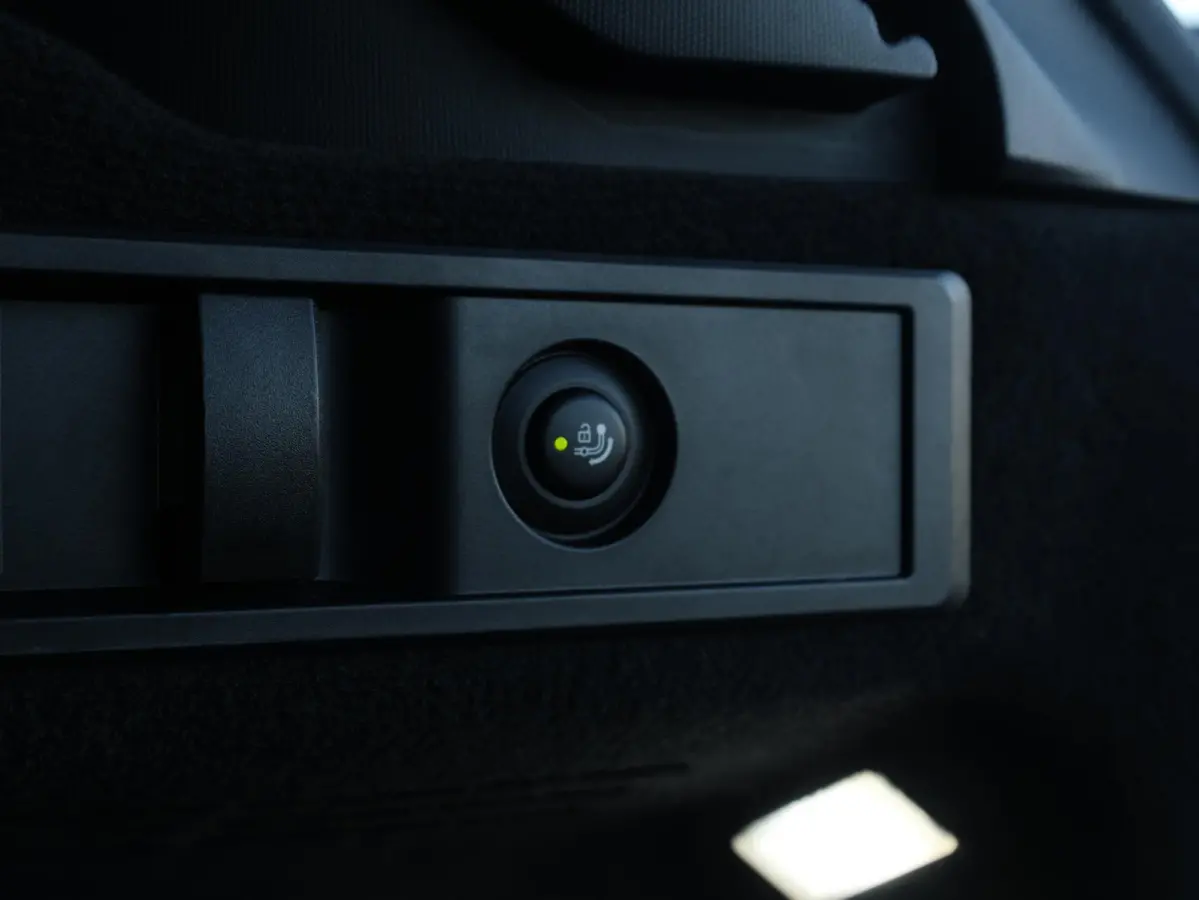 318i M-Sportpakket / Achteruitrijcamera / Trekhaak / Panoramadak / Stoelverwarming / 18'' /