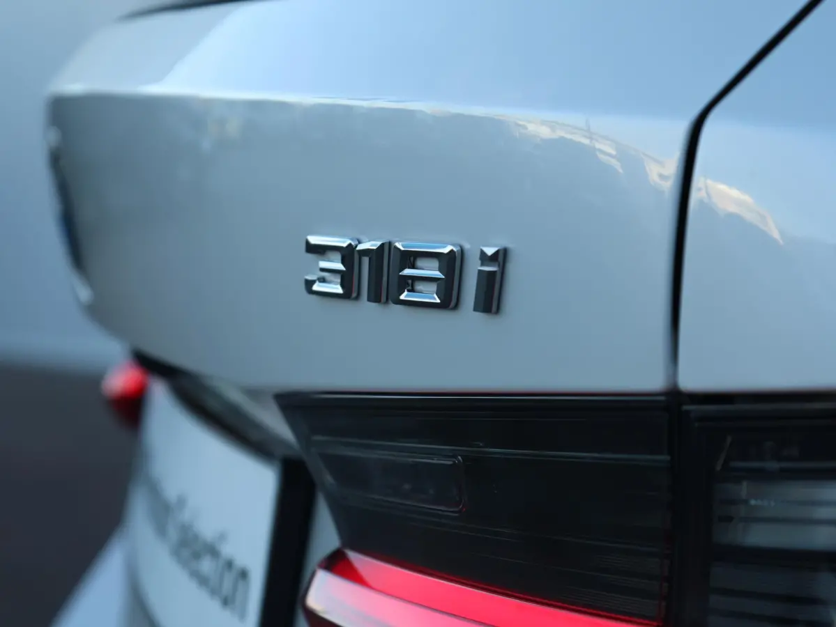 318i M-Sportpakket / Achteruitrijcamera / Trekhaak / Panoramadak / Stoelverwarming / 18'' /