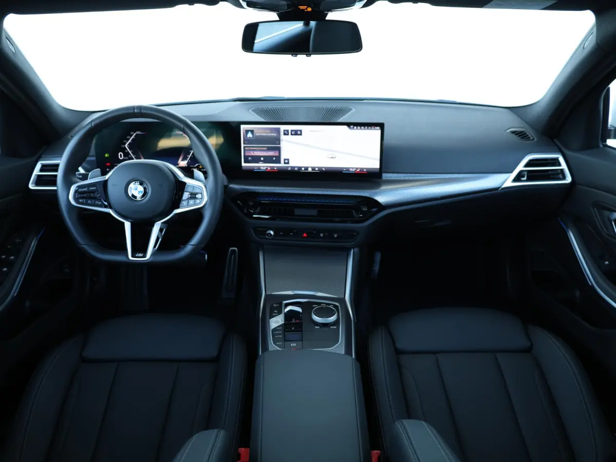 318i M-Sportpakket / Achteruitrijcamera / Trekhaak / Panoramadak / Stoelverwarming / 18'' /