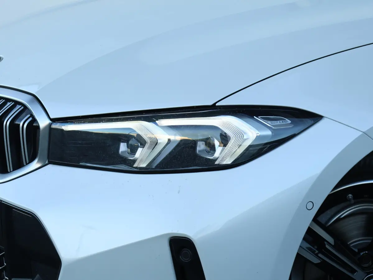318i M-Sportpakket / Achteruitrijcamera / Trekhaak / Panoramadak / Stoelverwarming / 18'' /