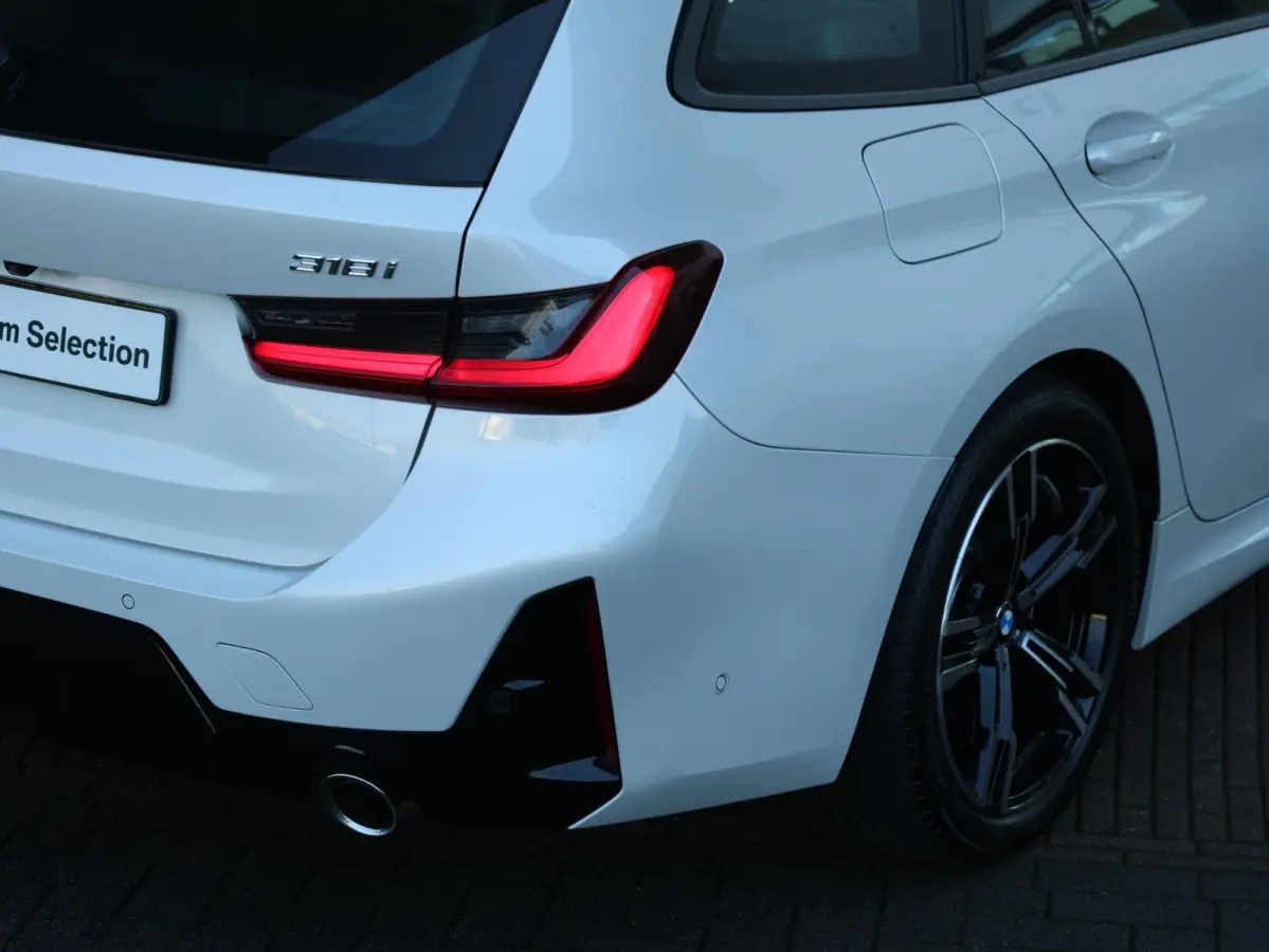 318i M-Sportpakket / Achteruitrijcamera / Trekhaak / Panoramadak / Stoelverwarming / 18'' /