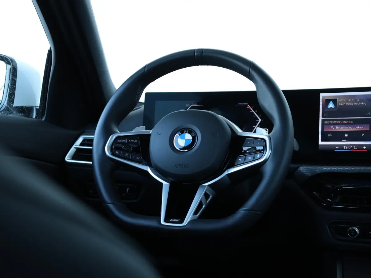 318i M-Sportpakket / Achteruitrijcamera / Trekhaak / Panoramadak / Stoelverwarming / 18'' /