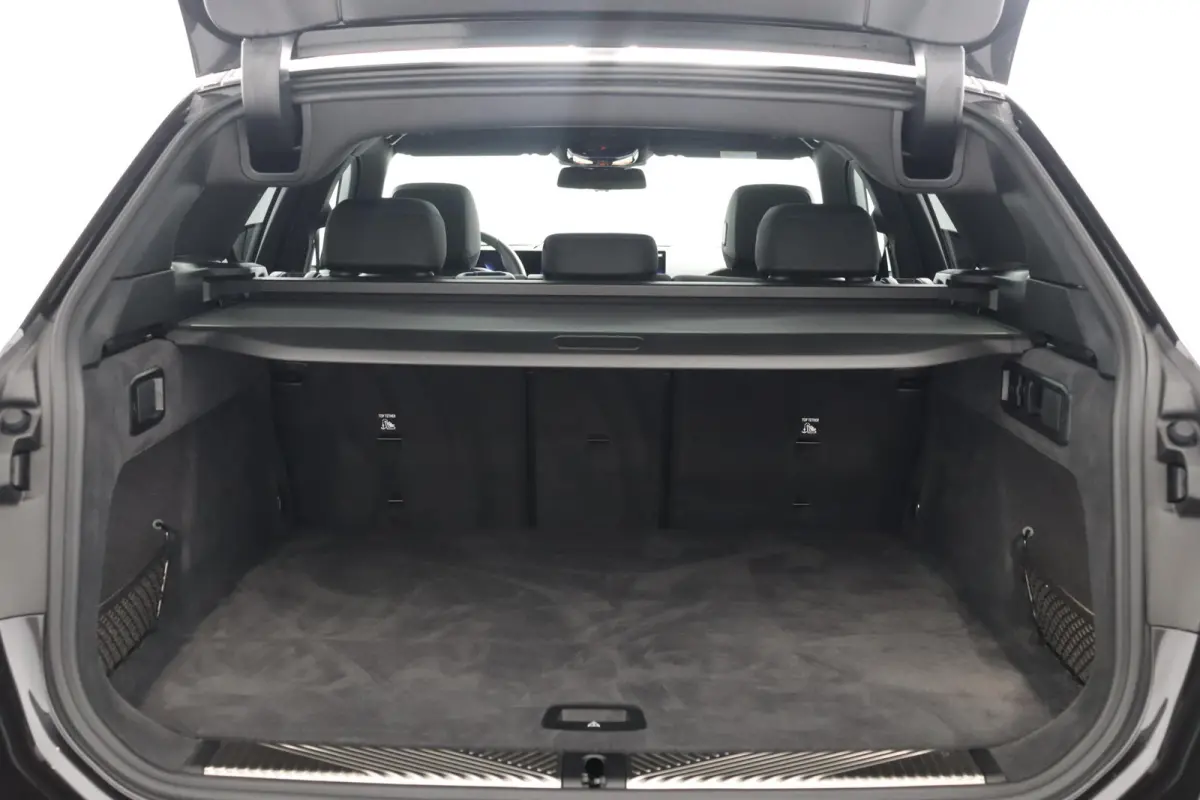 520i | M Sportpakket Pro | Driving Assistant Plus | Panoramadak | Harman/Kardon | Adaptieve LED koplampen | Iconic Glow |