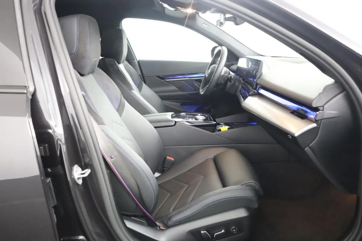 520i | M Sportpakket Pro | Driving Assistant Plus | Panoramadak | Harman/Kardon | Adaptieve LED koplampen | Iconic Glow |