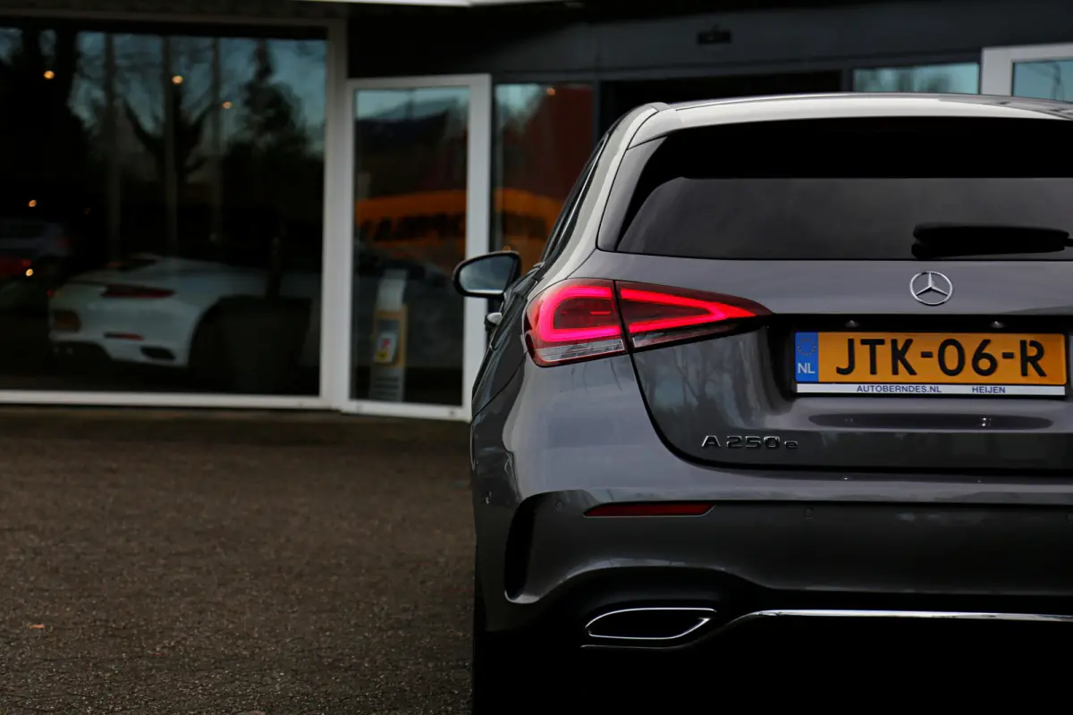 250 e AMG Line Plug in hybride*Perfect MB Onderh.*BTW*1ste Eig.*Apple Carplay-Android/High Perf. Koplamp./Diamond Grille/DAB/Stoelverw./Half Leder/Parkeersens.V+A/18 inch LM*