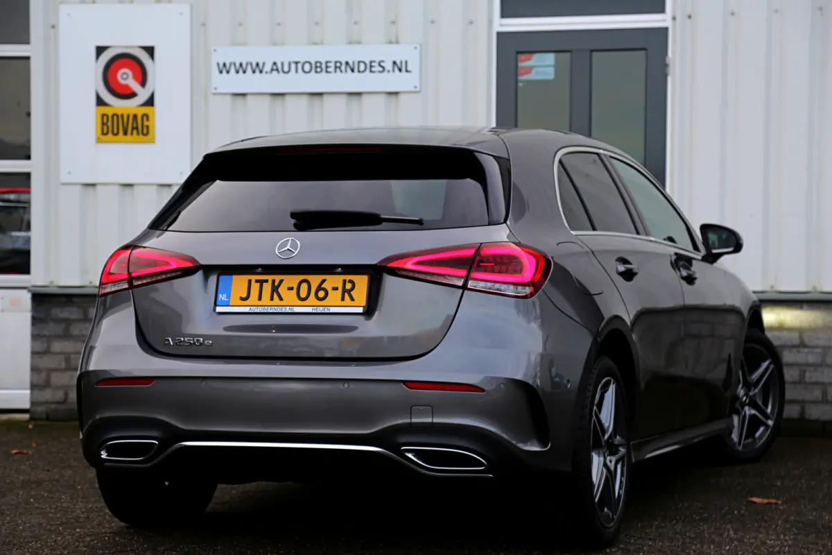 250 e AMG Line Plug in hybride*Perfect MB Onderh.*BTW*1ste Eig.*Apple Carplay-Android/High Perf. Koplamp./Diamond Grille/DAB/Stoelverw./Half Leder/Parkeersens.V+A/18 inch LM*