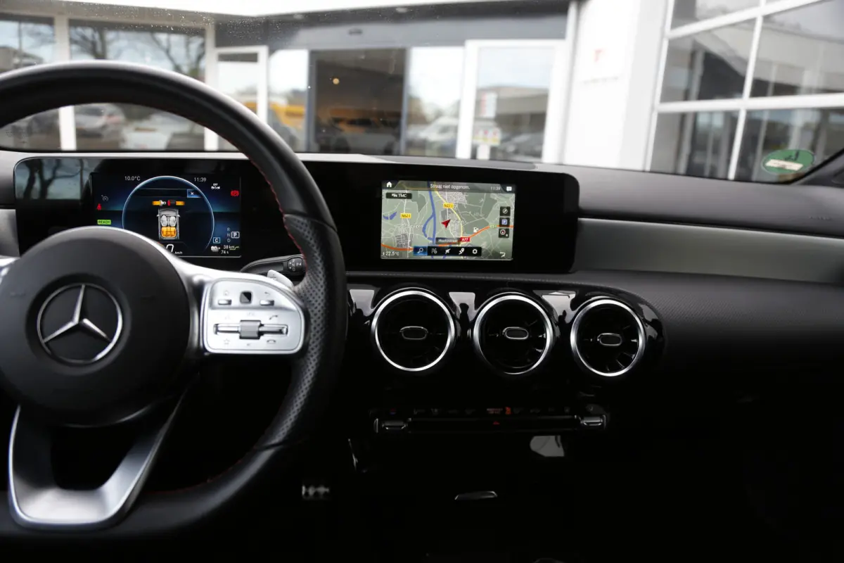 250 e AMG Line Plug in hybride*Perfect MB Onderh.*BTW*1ste Eig.*Apple Carplay-Android/High Perf. Koplamp./Diamond Grille/DAB/Stoelverw./Half Leder/Parkeersens.V+A/18 inch LM*
