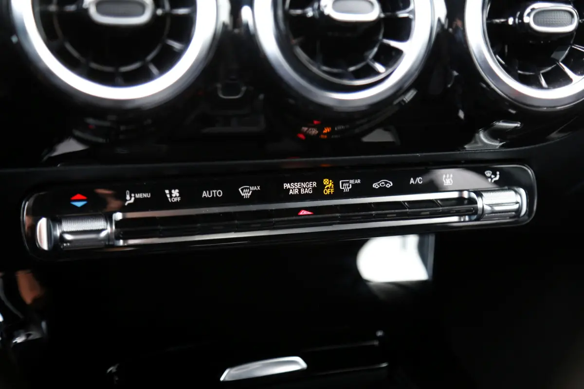 250 e AMG Line Plug in hybride*Perfect MB Onderh.*BTW*1ste Eig.*Apple Carplay-Android/High Perf. Koplamp./Diamond Grille/DAB/Stoelverw./Half Leder/Parkeersens.V+A/18 inch LM*