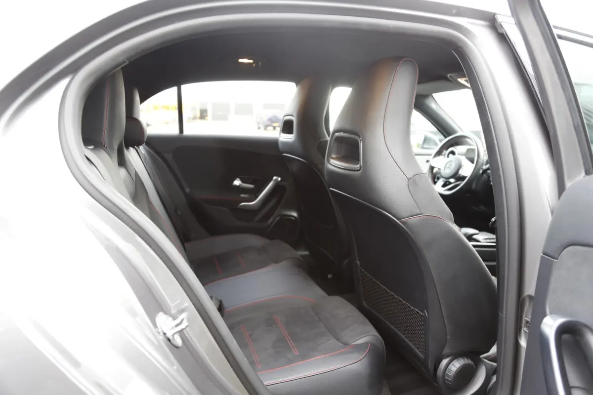 250 e AMG Line Plug in hybride*Perfect MB Onderh.*BTW*1ste Eig.*Apple Carplay-Android/High Perf. Koplamp./Diamond Grille/DAB/Stoelverw./Half Leder/Parkeersens.V+A/18 inch LM*
