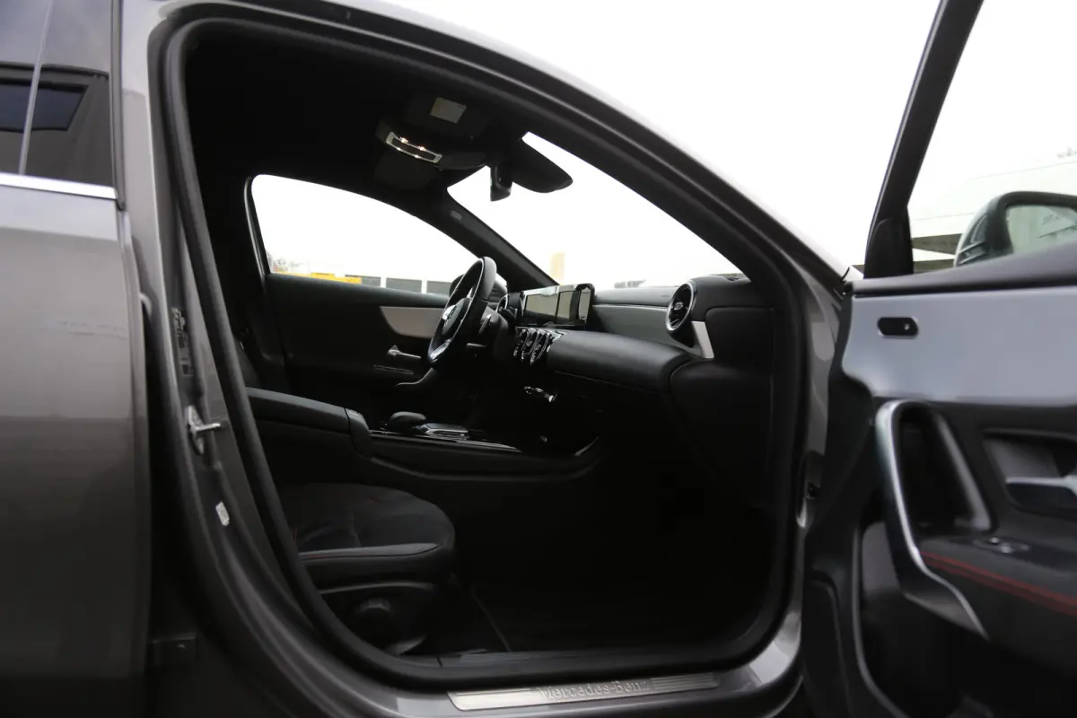 250 e AMG Line Plug in hybride*Perfect MB Onderh.*BTW*1ste Eig.*Apple Carplay-Android/High Perf. Koplamp./Diamond Grille/DAB/Stoelverw./Half Leder/Parkeersens.V+A/18 inch LM*