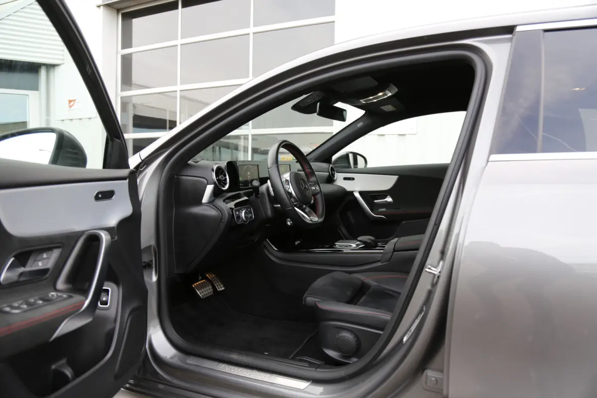 250 e AMG Line Plug in hybride*Perfect MB Onderh.*BTW*1ste Eig.*Apple Carplay-Android/High Perf. Koplamp./Diamond Grille/DAB/Stoelverw./Half Leder/Parkeersens.V+A/18 inch LM*
