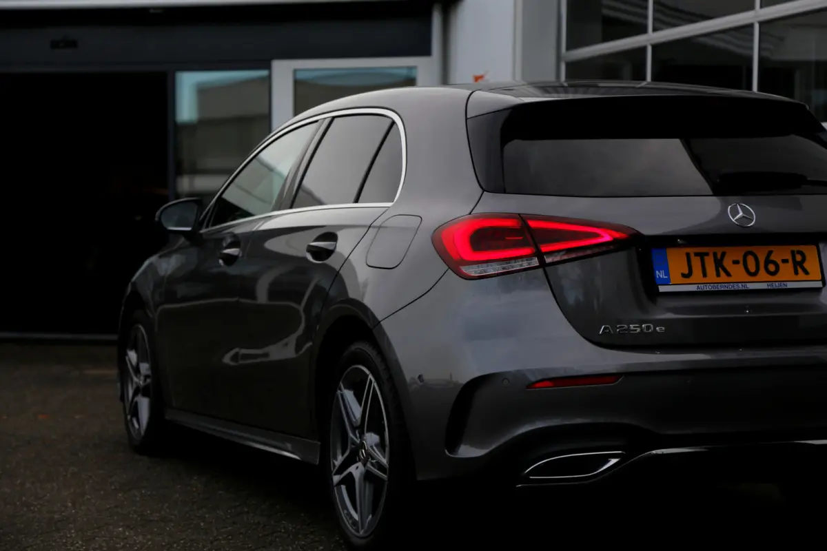 250 e AMG Line Plug in hybride*Perfect MB Onderh.*BTW*1ste Eig.*Apple Carplay-Android/High Perf. Koplamp./Diamond Grille/DAB/Stoelverw./Half Leder/Parkeersens.V+A/18 inch LM*