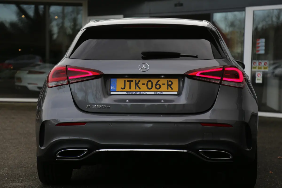250 e AMG Line Plug in hybride*Perfect MB Onderh.*BTW*1ste Eig.*Apple Carplay-Android/High Perf. Koplamp./Diamond Grille/DAB/Stoelverw./Half Leder/Parkeersens.V+A/18 inch LM*
