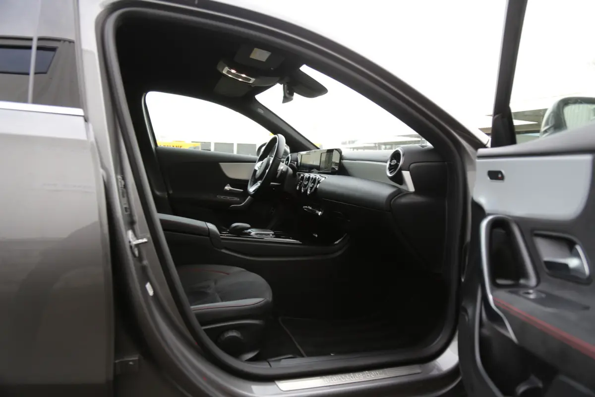 250 e AMG Line Plug in hybride*Perfect MB Onderh.*BTW*1ste Eig.*Apple Carplay-Android/High Perf. Koplamp./Diamond Grille/DAB/Stoelverw./Half Leder/Parkeersens.V+A/18 inch LM*