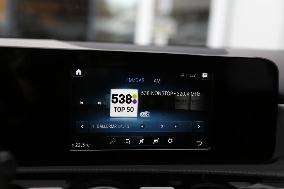 250 e AMG Line Plug in hybride*Perfect MB Onderh.*BTW*1ste Eig.*Apple Carplay-Android/High Perf. Koplamp./Diamond Grille/DAB/Stoelverw./Half Leder/Parkeersens.V+A/18 inch LM*
