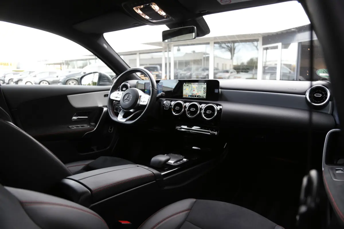 250 e AMG Line Plug in hybride*Perfect MB Onderh.*BTW*1ste Eig.*Apple Carplay-Android/High Perf. Koplamp./Diamond Grille/DAB/Stoelverw./Half Leder/Parkeersens.V+A/18 inch LM*