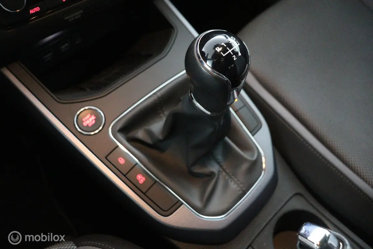 1.0 TSI Style Business Intense |CarPlay | NL-Auto | Clima | Camera | Sensoren V&A | All seasons | Dealer-staat |