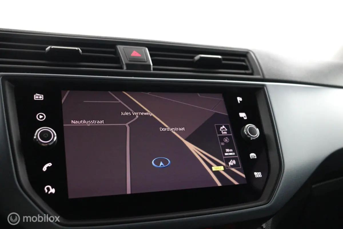 1.0 TSI Style Business Intense |CarPlay | NL-Auto | Clima | Camera | Sensoren V&A | All seasons | Dealer-staat |