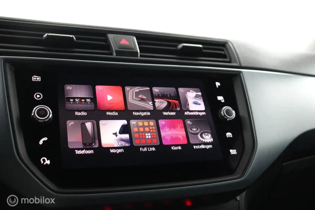1.0 TSI Style Business Intense |CarPlay | NL-Auto | Clima | Camera | Sensoren V&A | All seasons | Dealer-staat |