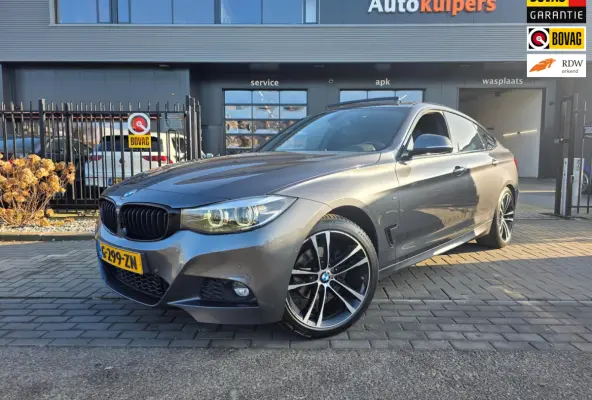 320i High Executive Edition | Met o.a. lederen bekleding, panoramadak, achteruitrijcamera en cruise!