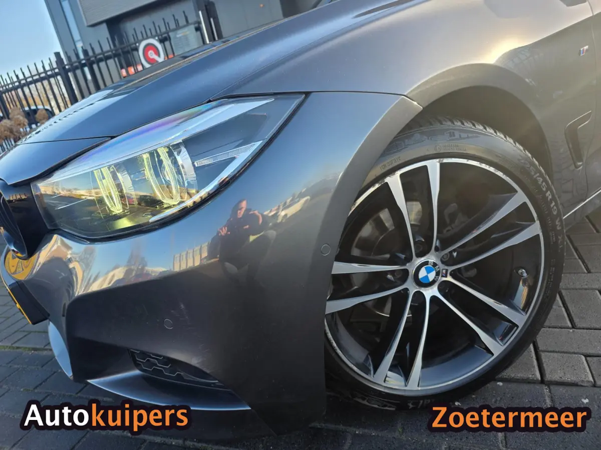 320i High Executive Edition | Met o.a. lederen bekleding, panoramadak, achteruitrijcamera en cruise!