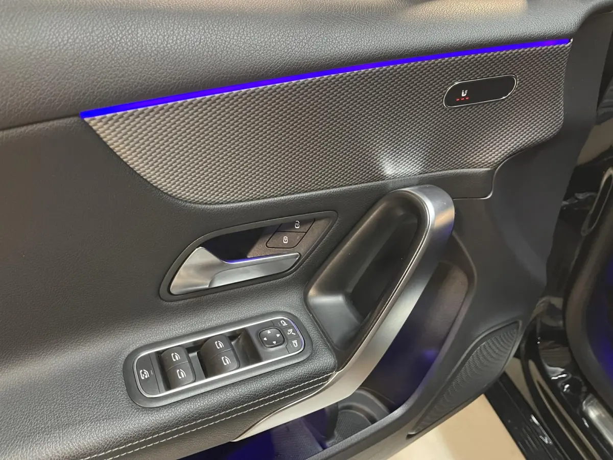 180 Advantage 17"/Sfeerverlichting/LED/Climate/Stoelverwarming/Apple Carplay & Android Auto