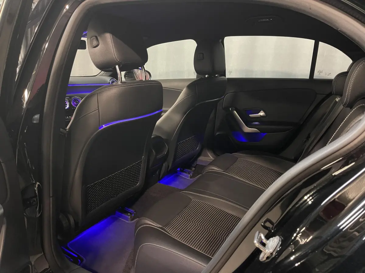 180 Advantage 17"/Sfeerverlichting/LED/Climate/Stoelverwarming/Apple Carplay & Android Auto