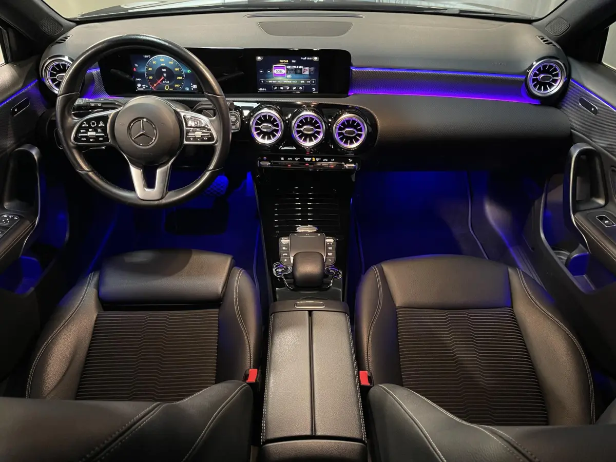 180 Advantage 17"/Sfeerverlichting/LED/Climate/Stoelverwarming/Apple Carplay & Android Auto