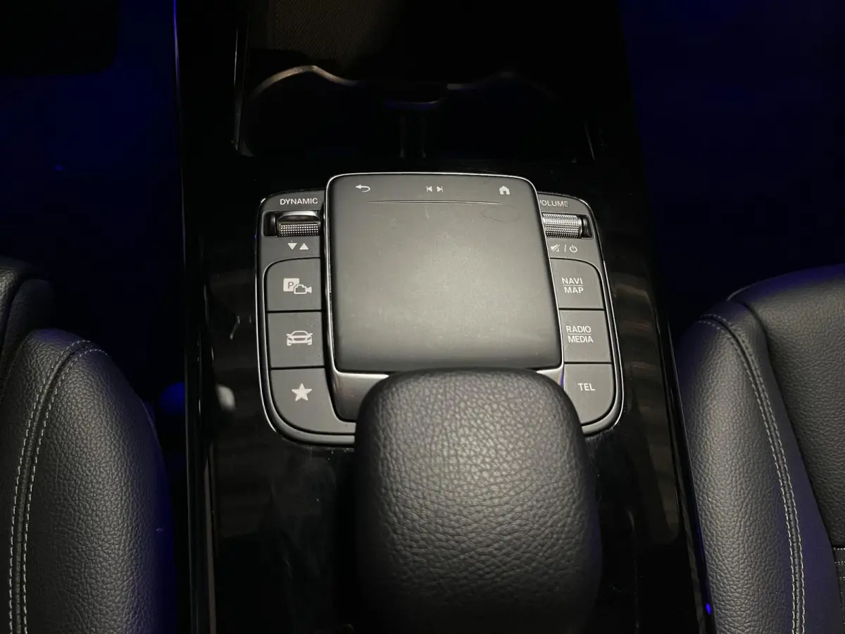 180 Advantage 17"/Sfeerverlichting/LED/Climate/Stoelverwarming/Apple Carplay & Android Auto