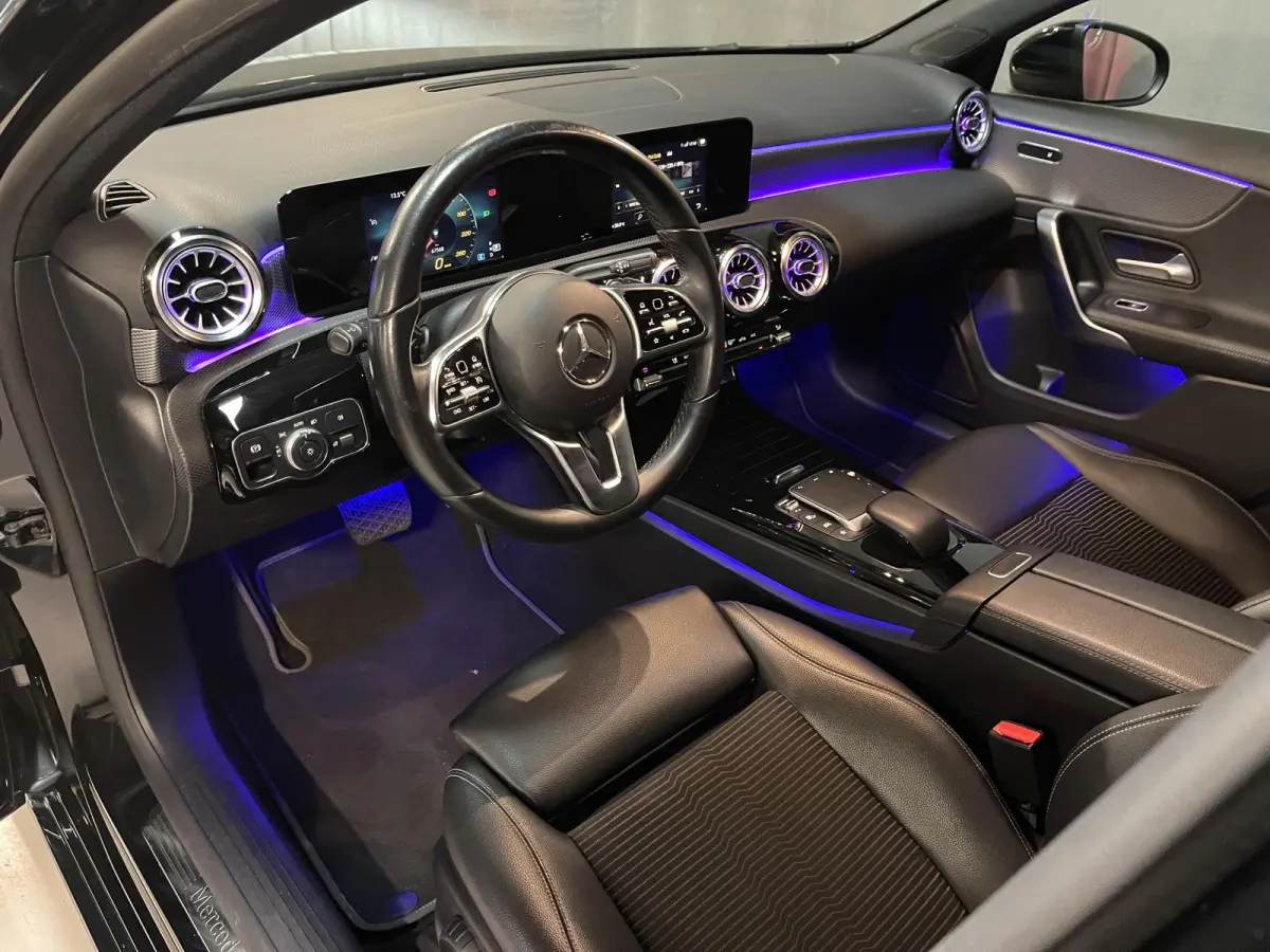 180 Advantage 17"/Sfeerverlichting/LED/Climate/Stoelverwarming/Apple Carplay & Android Auto