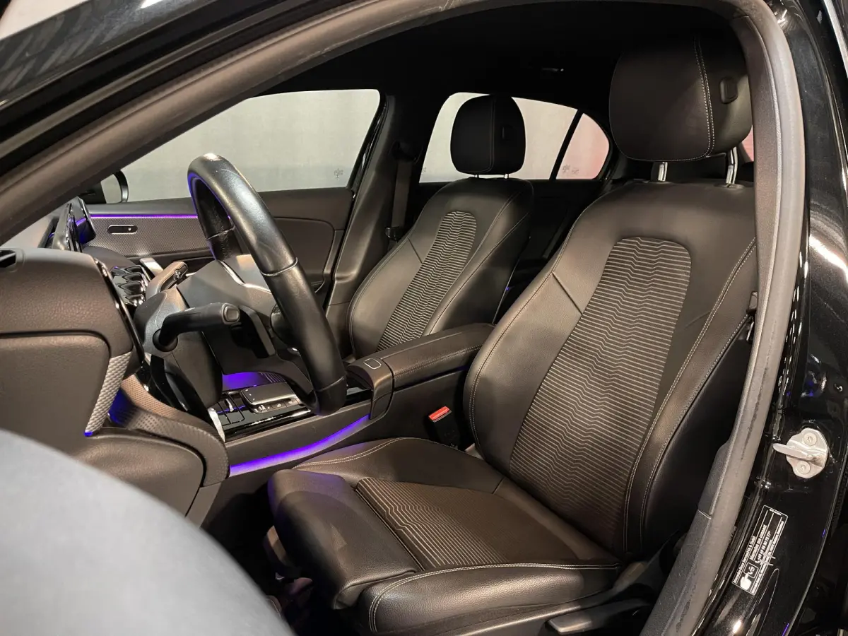 180 Advantage 17"/Sfeerverlichting/LED/Climate/Stoelverwarming/Apple Carplay & Android Auto