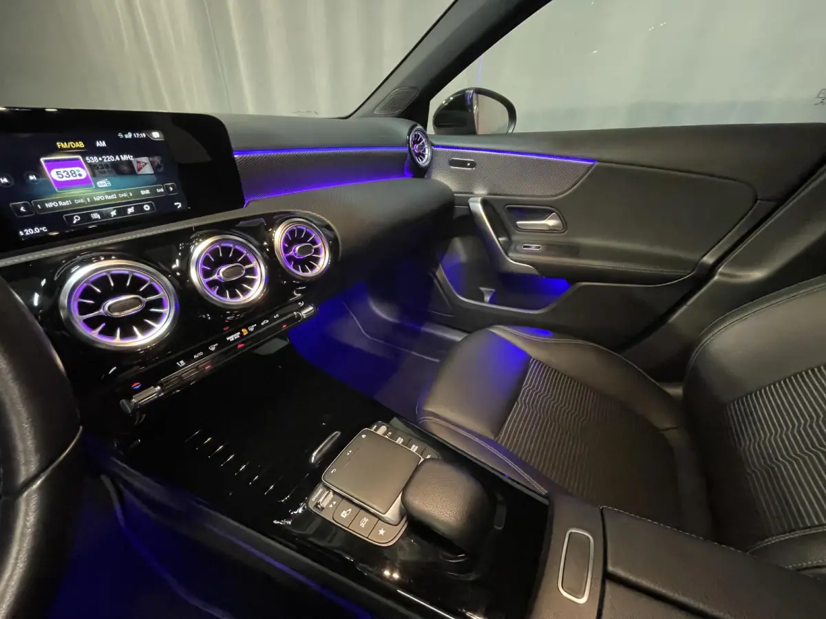 180 Advantage 17"/Sfeerverlichting/LED/Climate/Stoelverwarming/Apple Carplay & Android Auto