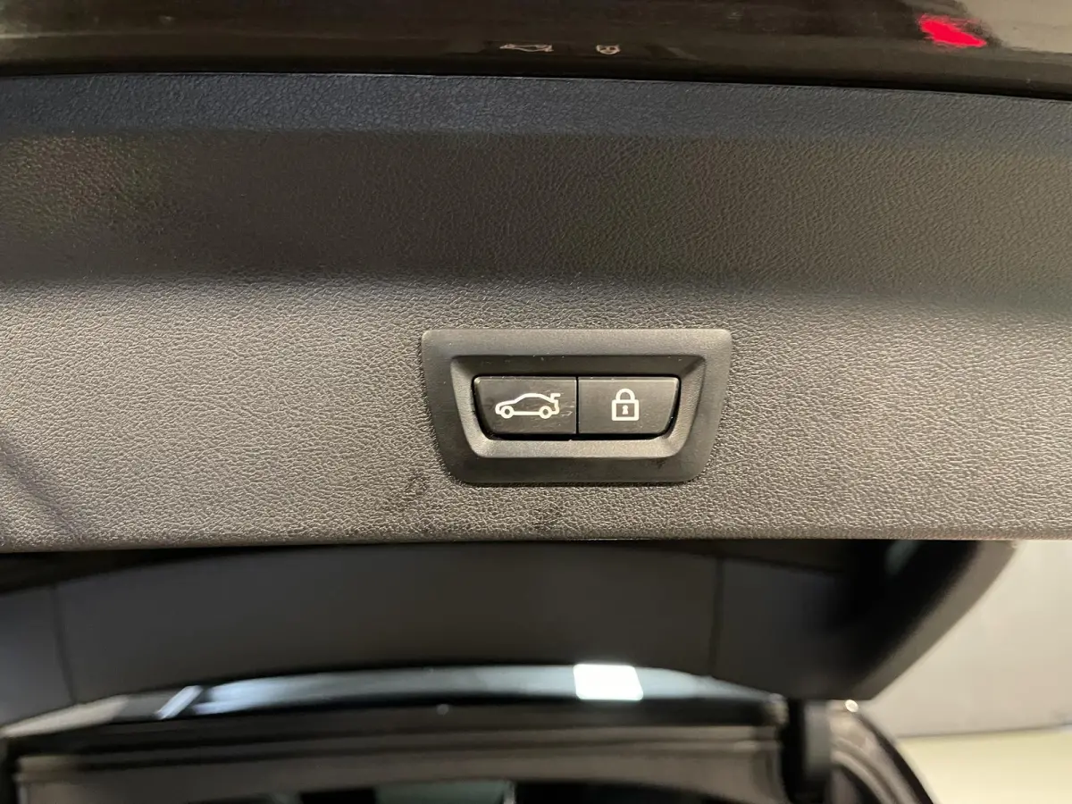 xDrive30e High Executive M Sport 19"/SOH 88%/Leder/Panoramadak/Trekhaak/Keyless/Head-up/Stoelverwarming/Sfeerverlichting/Camera/Apple Carplay & Android Auto