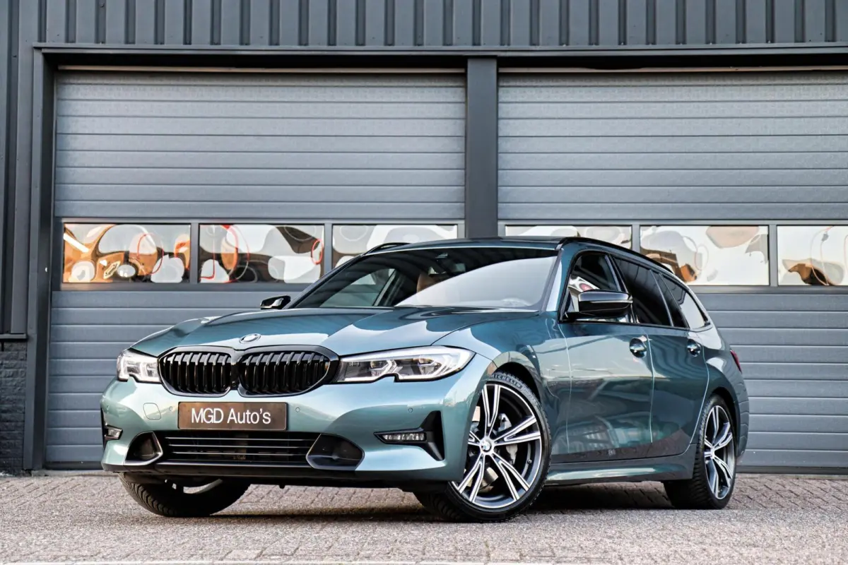 330i Sport Line /LASER-LED/PANODAK/HUD/MEMORY/STOEL+STUURVERW./KEYLESS/TREKHAAK!