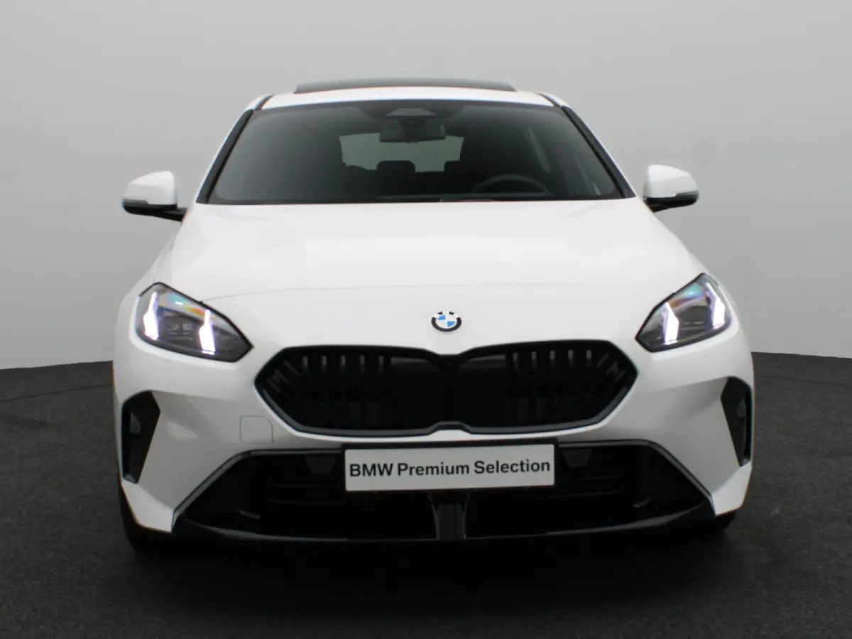 120 M Sportpakket Pro | Premium Pack | Stuurwielrand Verwarmd | Panoramadak | Driving Assistant | Parking Assistant | 19''