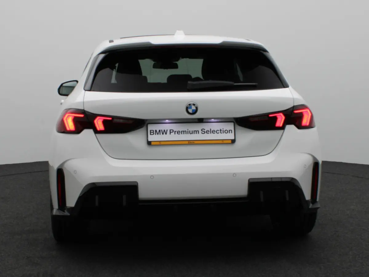 120 M Sportpakket Pro | Premium Pack | Stuurwielrand Verwarmd | Panoramadak | Driving Assistant | Parking Assistant | 19''