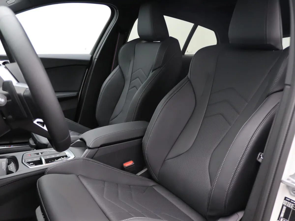 120 M Sportpakket Pro | Premium Pack | Stuurwielrand Verwarmd | Panoramadak | Driving Assistant | Parking Assistant | 19''