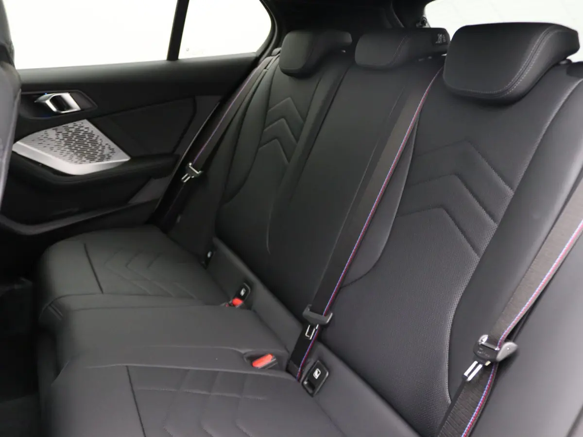 120 M Sportpakket Pro | Premium Pack | Stuurwielrand Verwarmd | Panoramadak | Driving Assistant | Parking Assistant | 19''