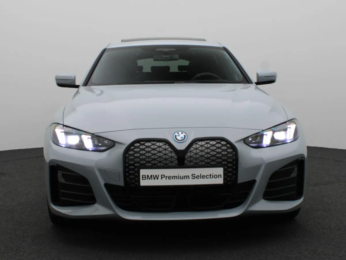 eDrive35 M Sportpakket Pro | SoH 100% | Innovation Pack | Comfort Pack | Stuurwielrand Verwarmd | Comfort Access | Trekhaak | Schuifdak | Driving Assistant Professional | DAB | HiFi | 19''