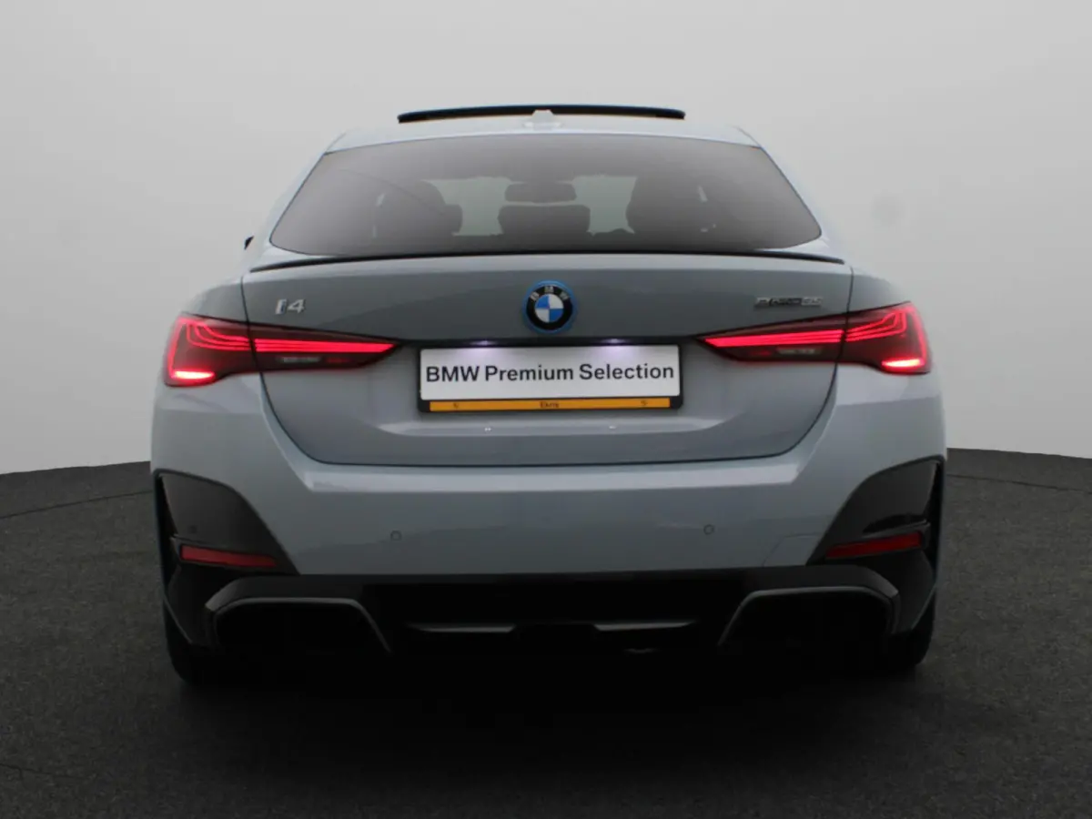 eDrive35 M Sportpakket Pro | SoH 100% | Innovation Pack | Comfort Pack | Stuurwielrand Verwarmd | Comfort Access | Trekhaak | Schuifdak | Driving Assistant Professional | DAB | HiFi | 19''