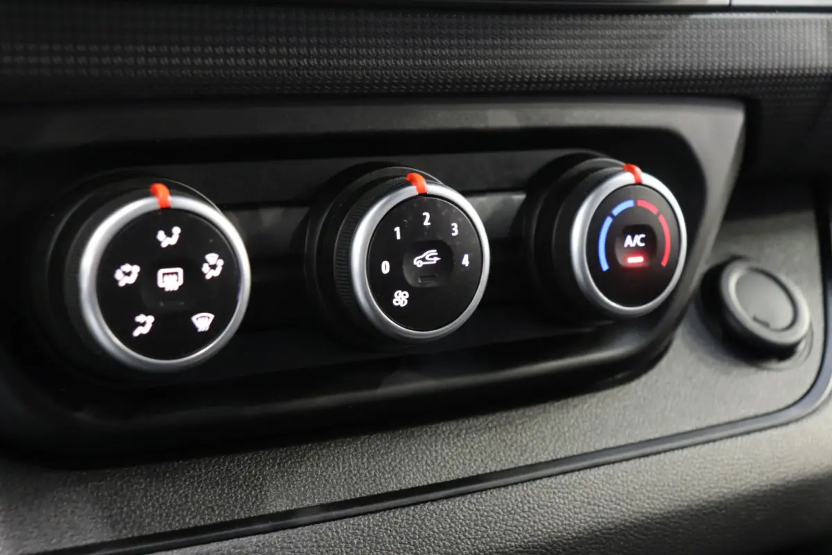 2.0 dCi 110PK L2 EURO 6 - Airco - Cruise - Trekhaak - € 21.950- Excl.
